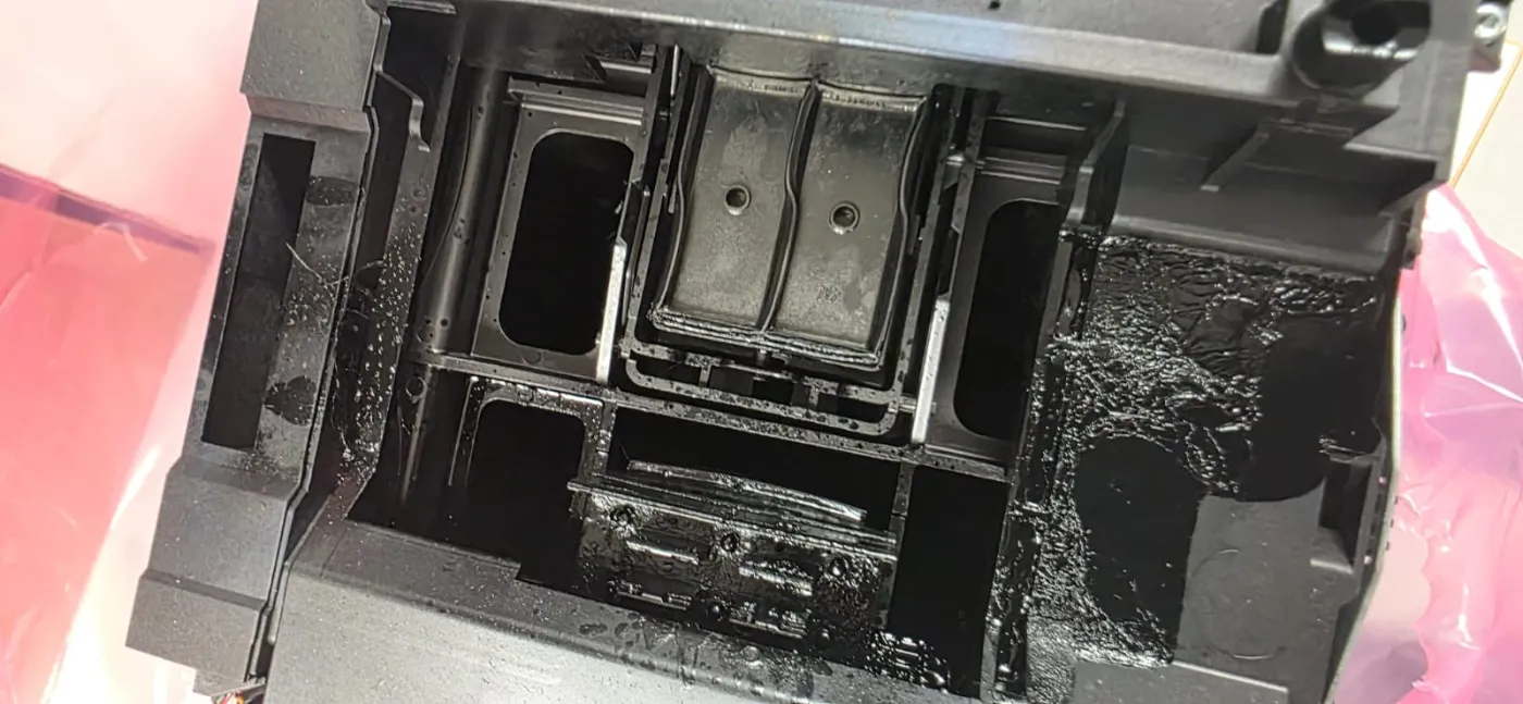 Estación de servicio de un HP DesignJet T920 saturada de tinta