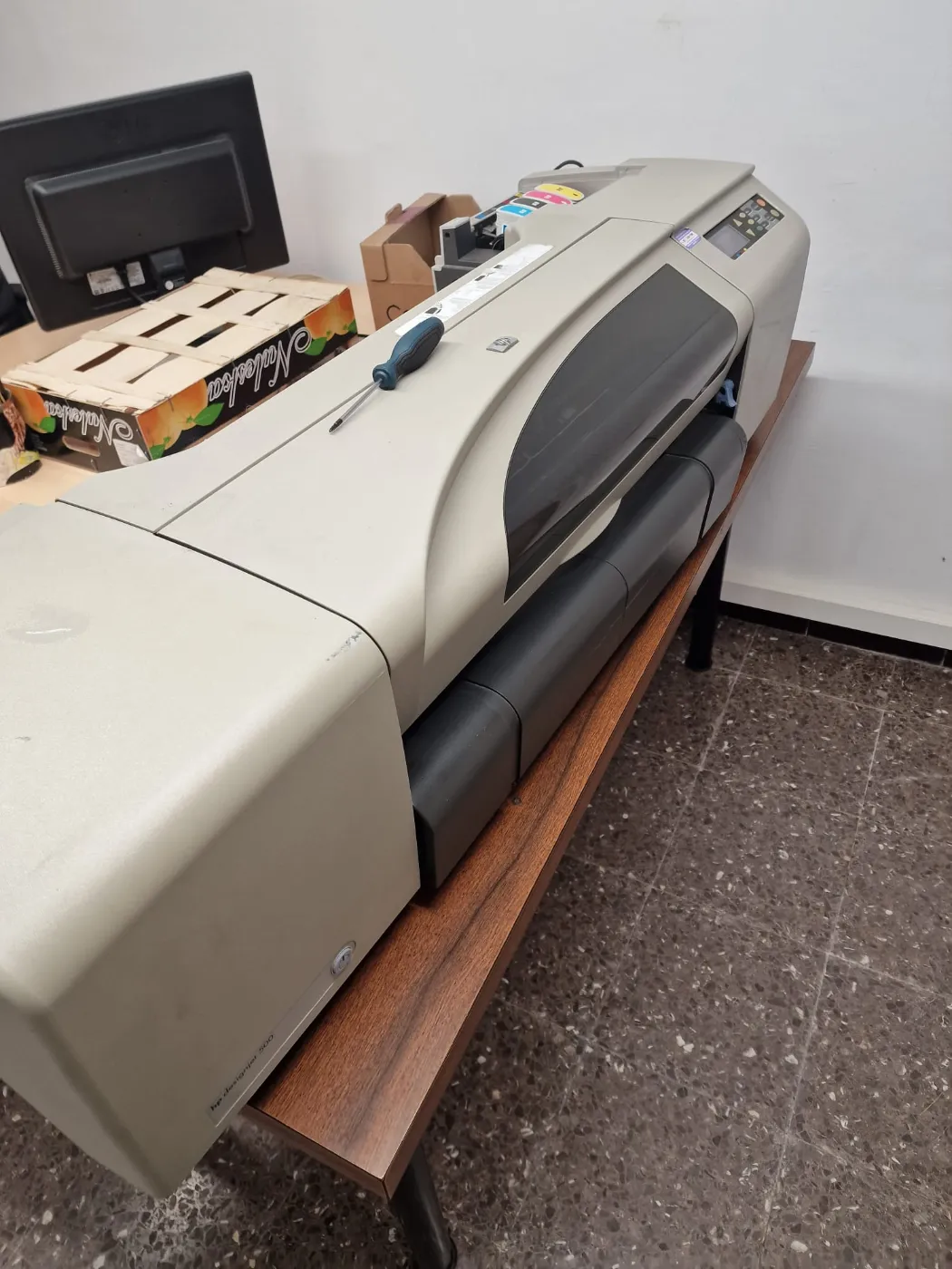 Reparación de un HP DesignJet 500 en el taller de AGTEC