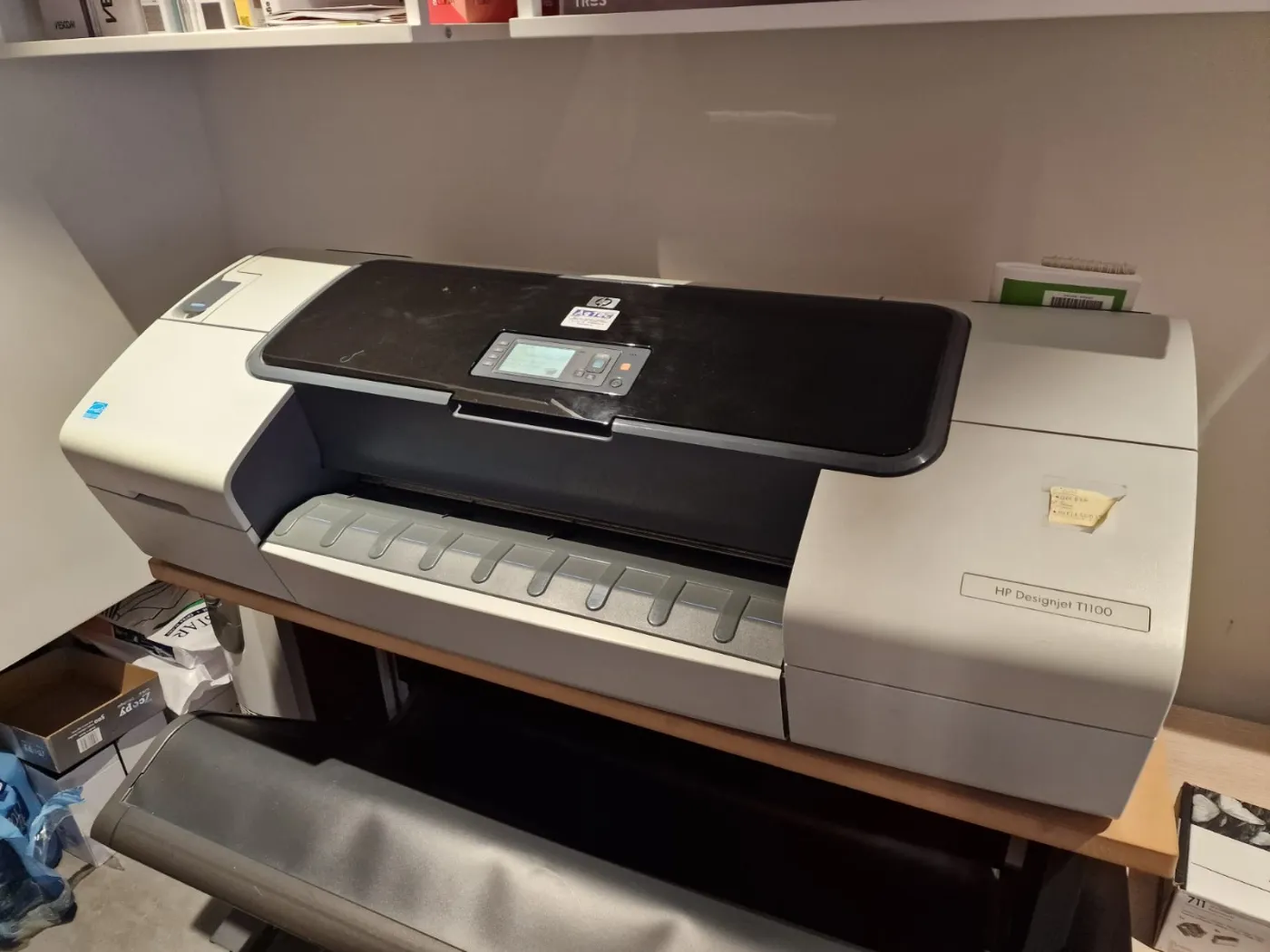 HP DesignJet T1100 reparado en la oficina de un cliente