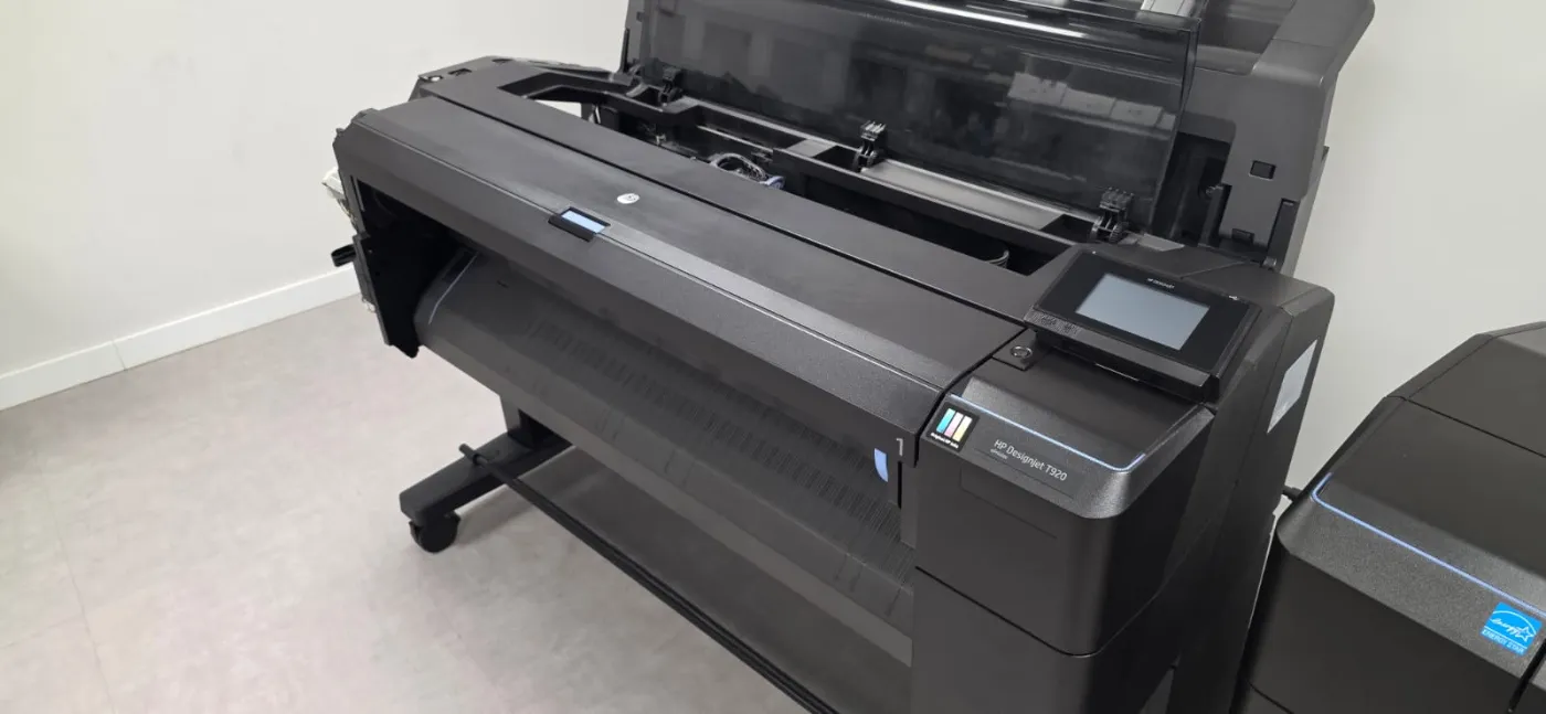 Plotter HP DesignJet T920 reparado en el taller de AGTEC