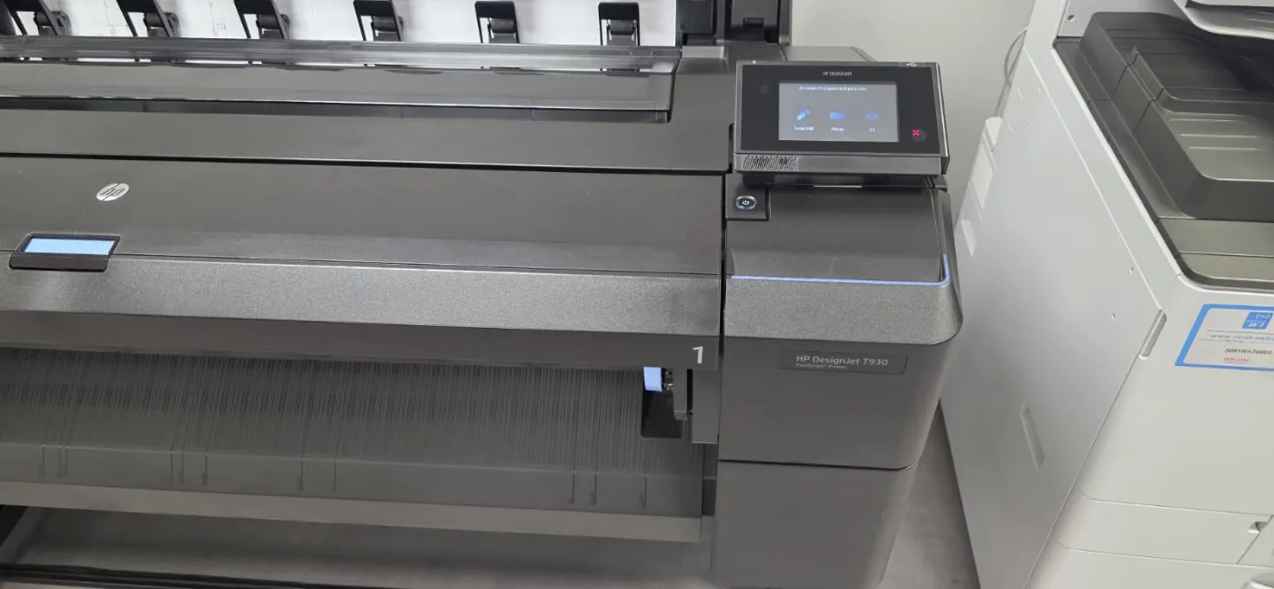 Plotter HP DesignJet T930 en el taller de AGTEC