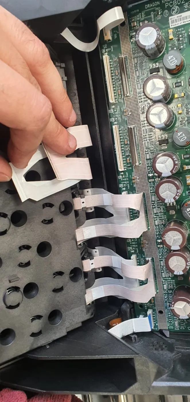 Placa del carro de un plotter HP con los cables flex