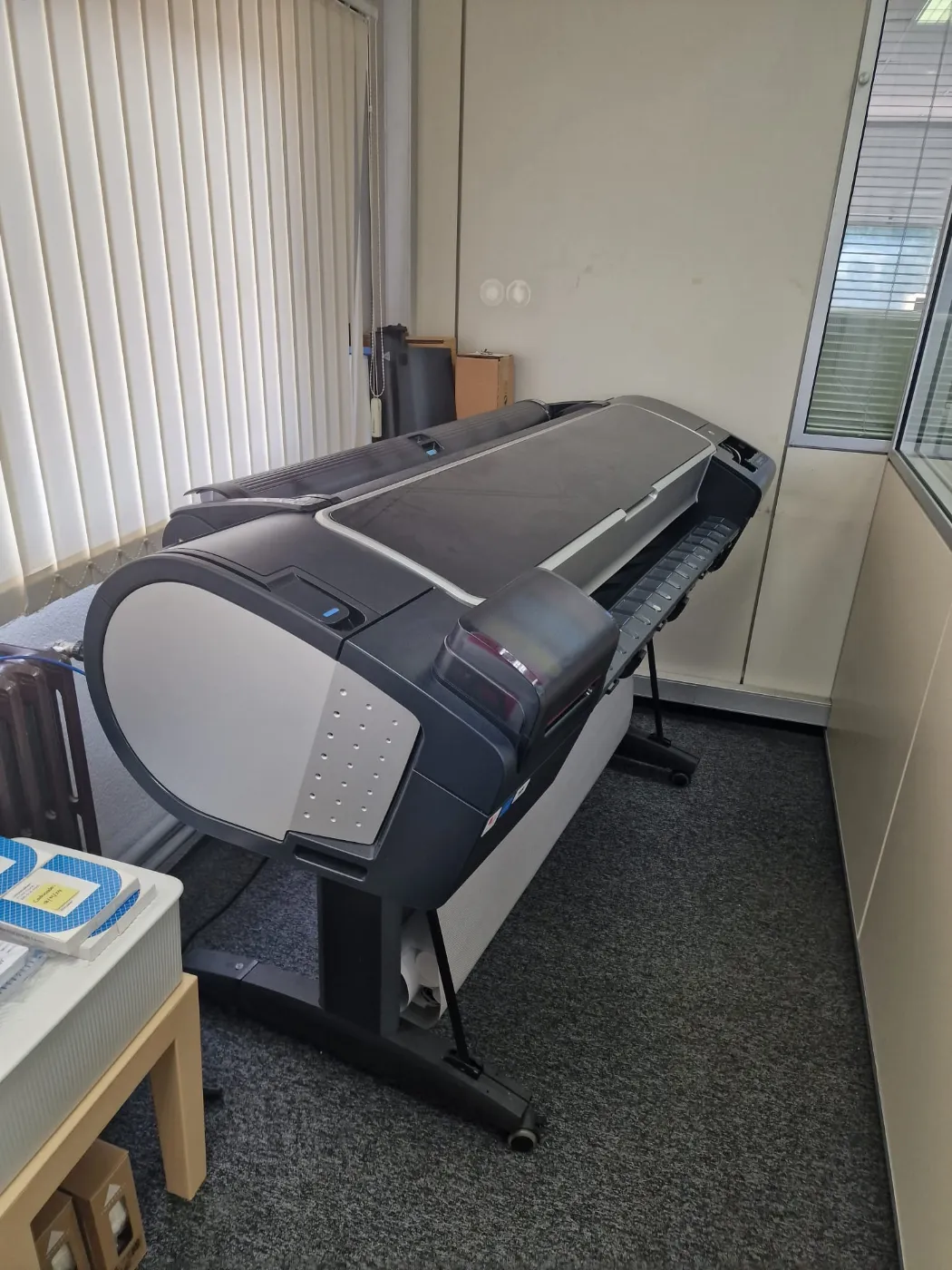 Plotter HP DesignJet de 44 pulgadas en una oficina