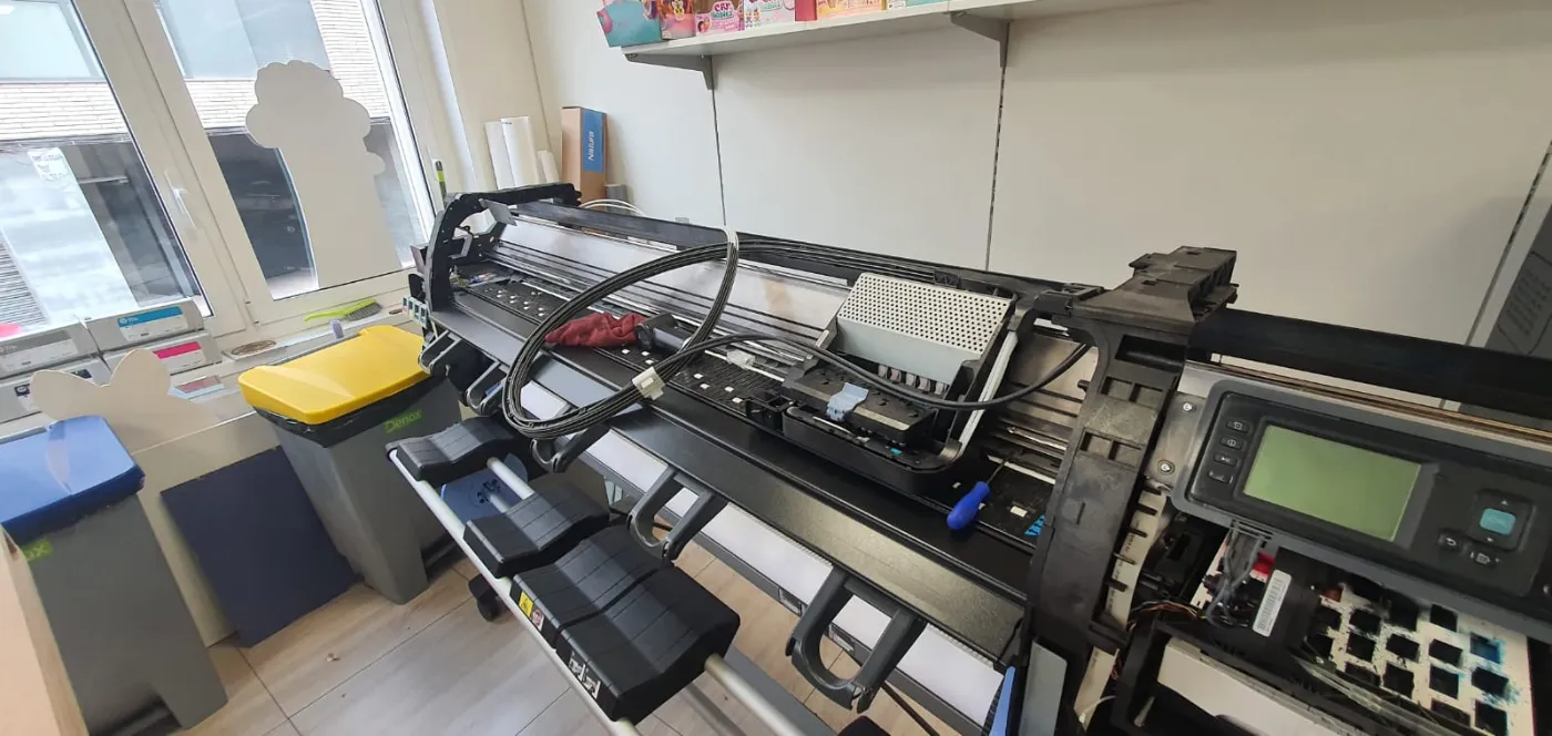 HP DesignJet serie Z desmontado durante una reparación