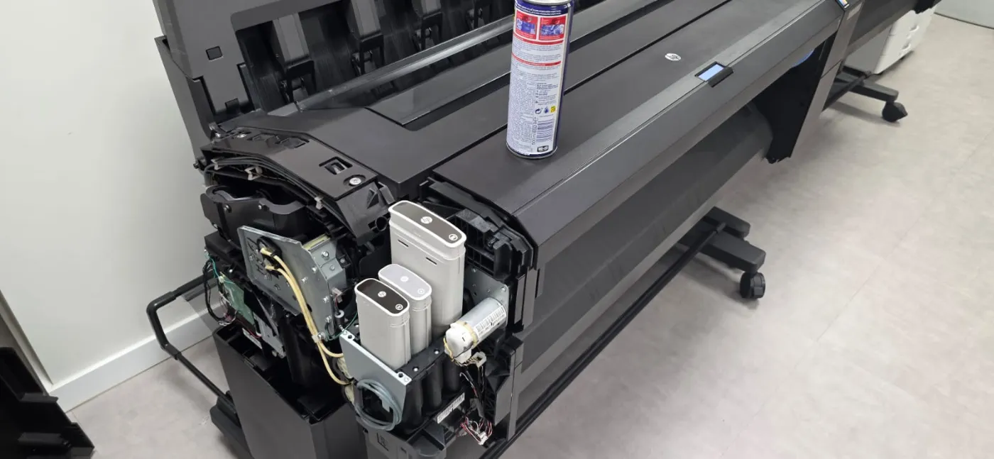 Plotter HP DesignJet T920 con el lateral desmontado durante la reparación