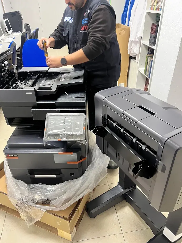 Técnico de AGTEC instalando una Kyocera TASKalfa